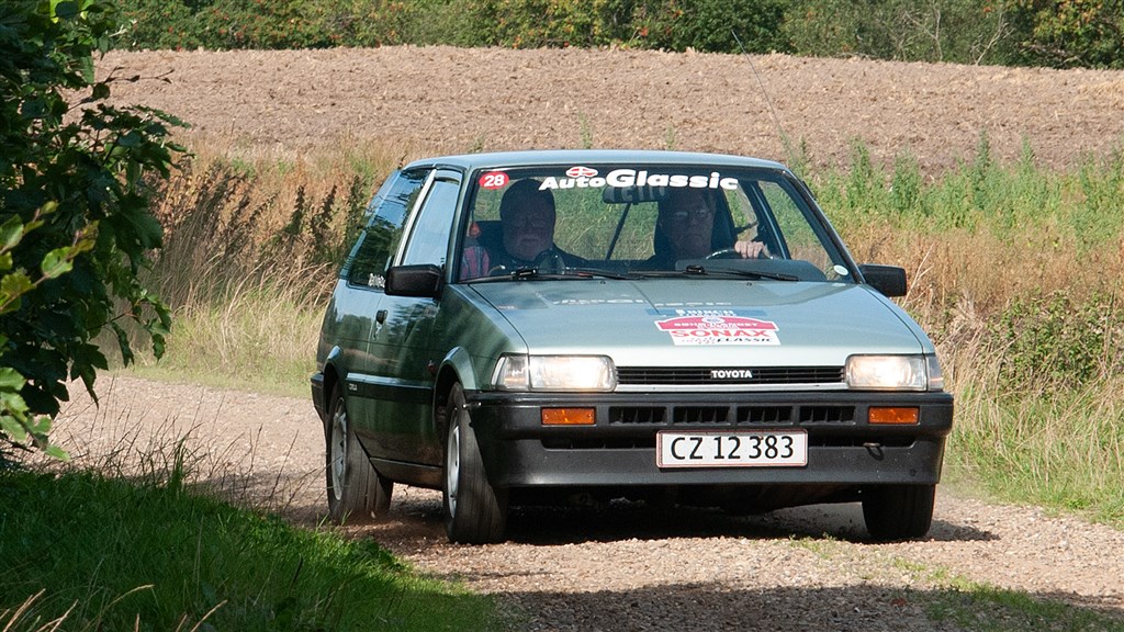 Poul og Egon Brøndum kørte den grønne Toyota Corolla 1300 ind på 1. pladsen i Elite klassen, hvor man kun må anvende analoge måleinstrumenter.
(Foto: Viggo Johansen, rallypics.dk)